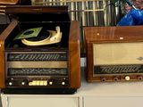 deux vieilles radios posées sur une table