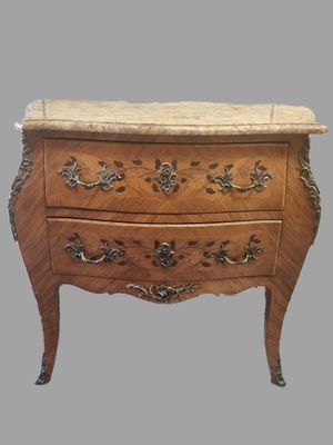 une image d'une commode en bois avec un plateau en marbre