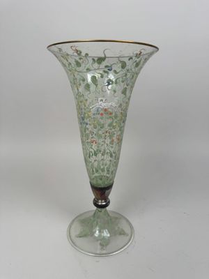 un vase en verre posé sur une table