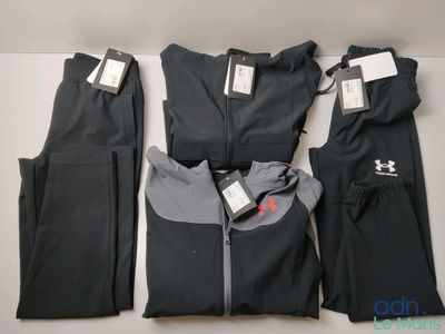 un ensemble de vêtements pour hommes posé sur une table