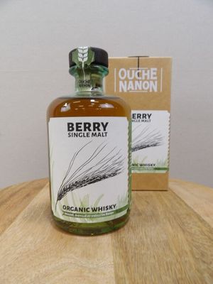 une bouteille de single malt aux arômes de fruits rouges posée sur une table