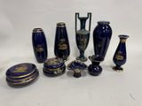 de nombreux vases bleus et dorés posés sur une table blanche