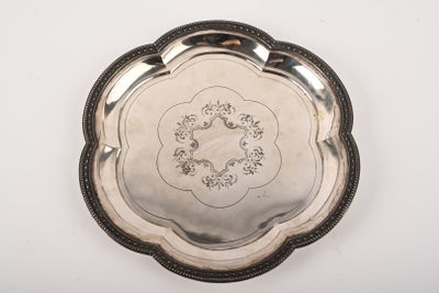 une assiette en argent antique avec un motif de fleur