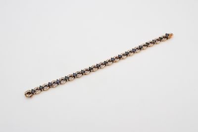un bracelet en or serti de diamants noirs et blancs