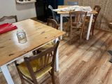 une table et des chaises dans une petite pièce avec un parquet