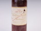 une bouteille de vin posée sur une table