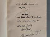 un livre ouvert avec une écriture dessus, posé sur une table