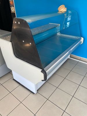 une photo d'un banc bleu et blanc dans un magasin