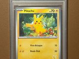 une carte Pokémon sur laquelle figure une image de Pikachu