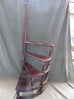 un fauteuil à bascule en bois posé sur un drap