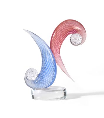 une sculpture en verre représentant une vague, ornée de deux diamants