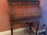 un petit bureau sur lequel est posée une lampe