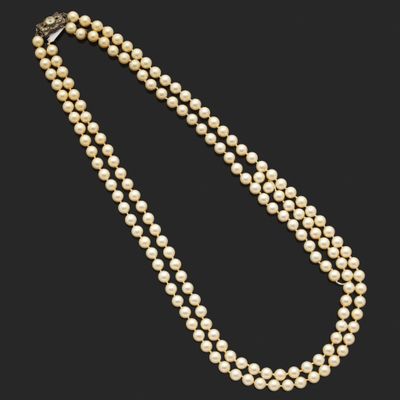 un collier de perles à un rang avec un fermoir en diamant