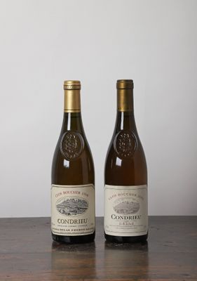 deux bouteilles de vin posées sur une table l'une à côté de l'autre