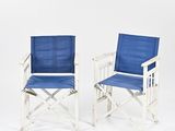 une paire de chaises de jardin pliantes bleues et blanches sur fond blanc