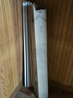 un radiateur dans un coin d'une pièce lambrissée