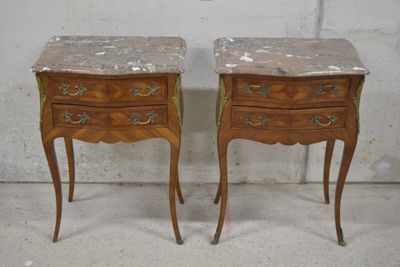 paire de tables de chevet anciennes françaises à plateau en marbre