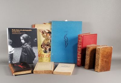plusieurs livres sont empilés sur une table