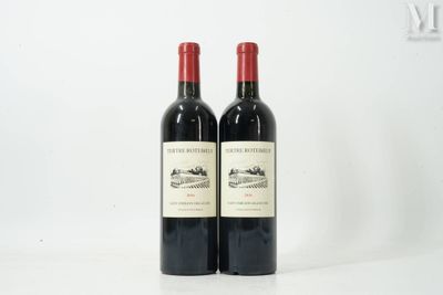 deux bouteilles de vin posées sur une table