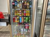 un réfrigérateur rempli de sodas
