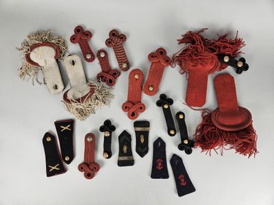 un grand nombre d'objets différents posés sur une table