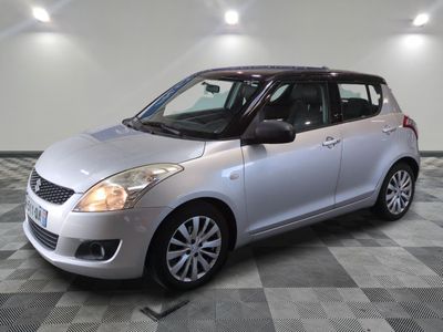 la petite voiture argentée est garée sur un carrelage à carreaux
