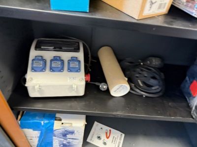 une machine qui se trouve sur une étagère dans une pièce