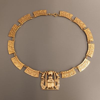 Collier pectoral égyptien en métal doré, centré d'un scarrab…
