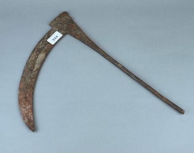 un gros plan sur un vieux cornichon en bois muni d'une étiquette