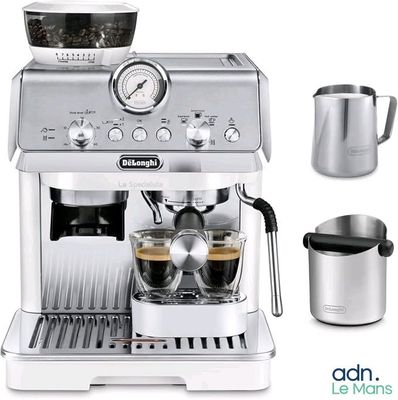 une image d'une machine à café avec une tasse de café