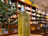 une photo d'une bouteille d'huile d'olive posée sur une table dans un magasin