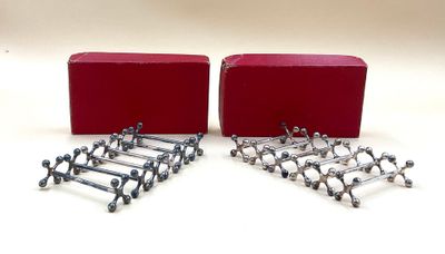 deux boîtes rouges et un ensemble de structures métalliques sur une surface blanche