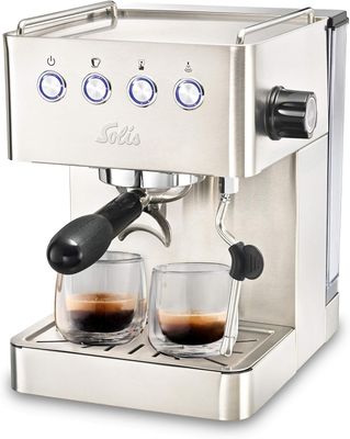 La machine à expresso contient deux tasses de café.