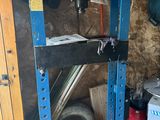 un garage avec une étagère sur laquelle sont rangés de nombreux outils