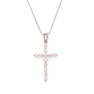 un pendentif en forme de croix en diamant, suspendu à une chaîne, sur fond blanc