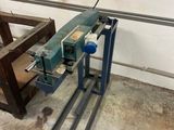 une machine posée sur une table dans une pièce