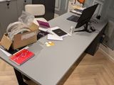 un bureau sur lequel se trouvent un ordinateur et un portable
