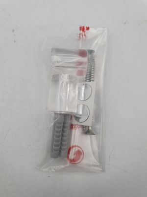 deux vis dans un sachet en plastique posé sur une surface blanche