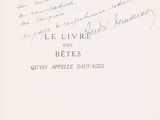 une vieille photo en noir et blanc représentant une lettre manuscrite sur une feuille de papier