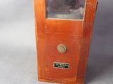 une vieille boîte en bois avec une porte vitrée sur fond blanc