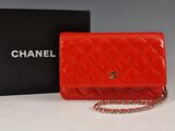 Portefeuille Chanel en cuir matelassé rouge avec bandoulière à chaîne