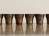quatre verres à shot alignés sur une table