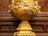 un vase en or posé sur une table en bois