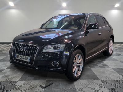 une image d'une audi suv noire garée dans un garage