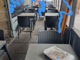 une table sur laquelle est posé un journal, devant une fenêtre