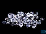 un tas de diamants blancs sur une surface noire
