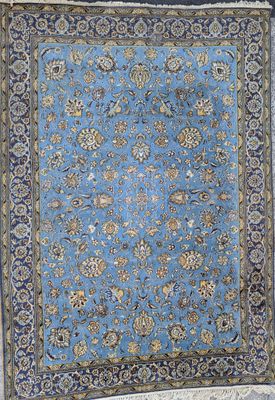 un tapis bleu à motifs floraux