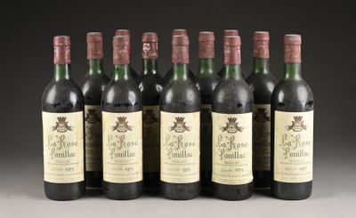 six bouteilles de vin sont alignées sur une table