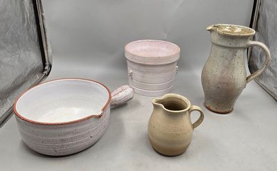 plusieurs types de poteries différentes sur une table