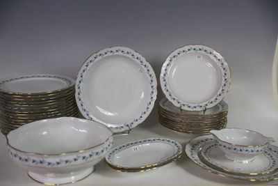 beaucoup d'assiettes et de bols posés sur une table